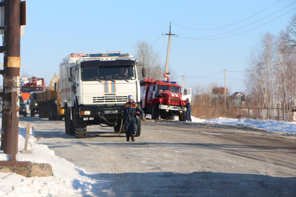 В окрестностях Хабаровска военнослужащие Амурского спасательного центра вернули на дорогу груженную фуру