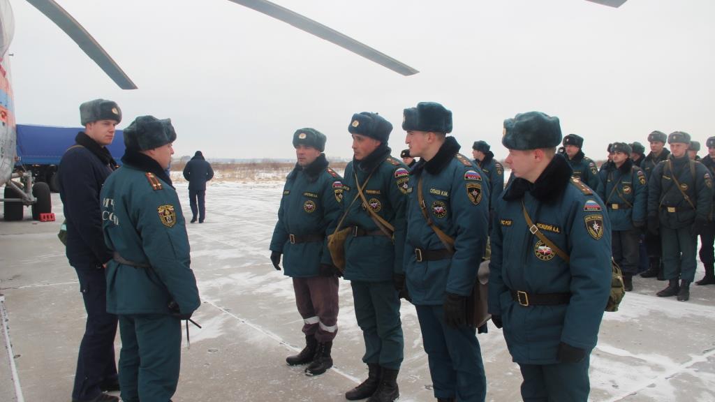 В Хабаровском крае военнослужащие Амурского спасательного центра погрузились с необходимым оборудованием в вертолет для убытия в условную зону ЧС