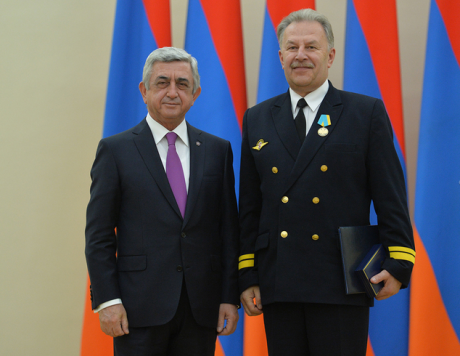 Президент Армении Серж Саргсян вручил государственные награды членам экипажа Ил-76 МЧС России