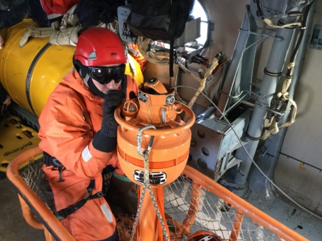 Спасатели эвакуировали пострадавшего с рыболовецкого судна в Охотском море