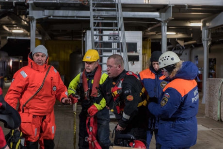 Спасатели подняли тело погибшего в результате крушения Ми-8 у берегов Шпицбергена