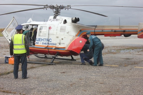 Вертолёт Бо-105 МЧС России осуществляет санитарно-авиационную эвакуацию тяжелобольного ребенка из Владимира в Москву