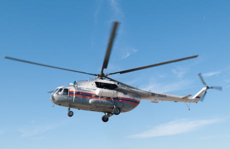 Вертолёт Ми-8 МЧС России осуществляет санитарно-авиационную эвакуацию тяжелобольного мужчины из Москвы в Санкт-Петербург