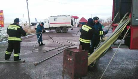 Оренбургские спасатели разворачивают мобильные пункты обогрева на федеральных трассах