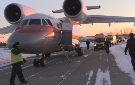 Спасенная девочка доставлена в Хабаровск самолетом Ан-74 МЧС России (видео)