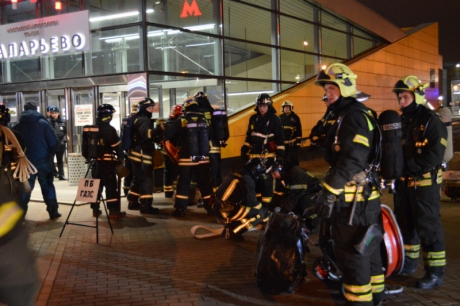 Московские огнеборцы провели учения по тушению пожара в метрополитене