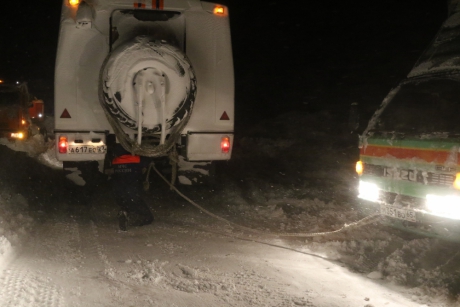 Более ста автомобилей освободили из снежного плена на дорожном участке Сахалинской области