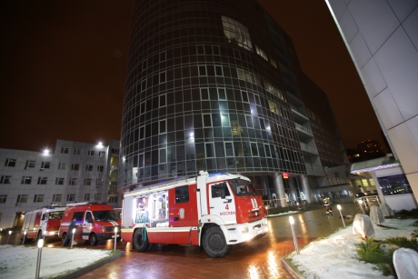 Ночное пожарно-тактическое учение прошло на базе административного здания МЧС России