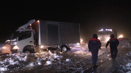 В Сахалинской области извлечены 40 застрявших в снегу машин (видео)