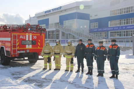 Спасатели МЧС России обеспечивают безопасность во время проведения чемпионата мира по хоккею с мячом