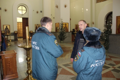 Сотрудники МЧС России проводят противопожарные проверки в храмах