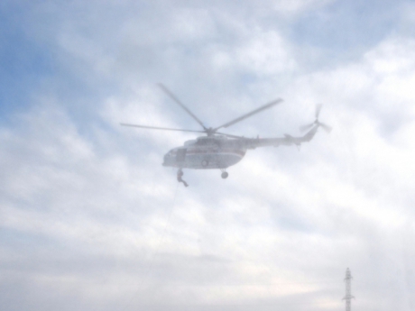 Магаданские спасатели выполнили тренировку по спуску с вертолета Ми-8 в городской среде