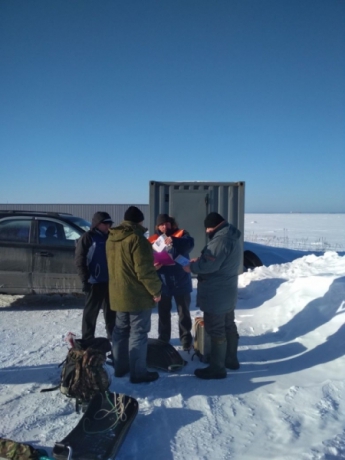 Спасатели вызволили из ледяного плена рыбаков, застрявших в акватории Финского залива