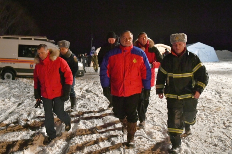 Глава МЧС России Владимир Пучков проверил ход проведение поисково-спасательных работ на месте крушения самолета Ан-148