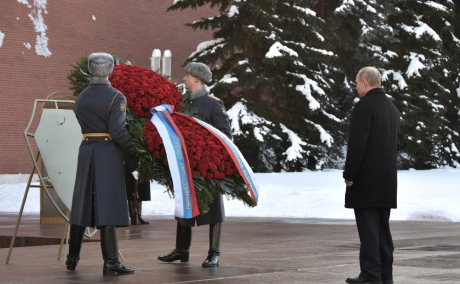 Глава МЧС России Владимир Пучков принял участие в церемонии возложения цветов к Могиле Неизвестного Солдата