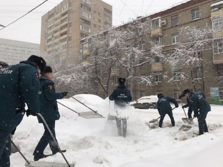 Курсанты МЧС России помогают расчищать улицы, заметенные снегом