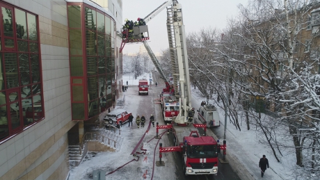 Московские огнеборцы отработали действия по тушению пожара в высотном офисном здании