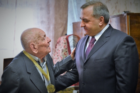 Глава МЧС России поздравил ветерана министерства со 100-летним юбилеем