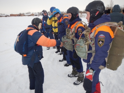 В Хабаровском крае стартовал региональный сбор спасателей по парашютно-десантной подготовке