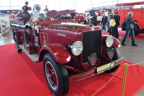 В преддверии 100-летия советской пожарной охраны в Москве проходит выставка раритетной пожарной техники