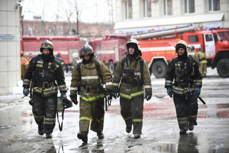 Сотрудники МЧС России обследовали четыре этажа торгового центра в Кемерове, где произошел пожар