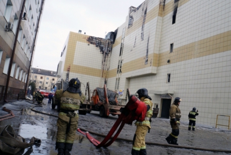 Спасатели ведут поисковые работы на месте пожара в торгово-развлекательном центре в Кемерове в круглосуточном режиме (видео)