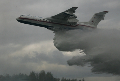 Два самолета-амфибии Бе-200ЧС МЧС России тушат природные пожары в Амурской области