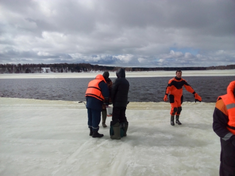 В Тверской и Костромской областях сотрудники МЧС России спасли 12 рыбаков, с оторвавшихся от берега льдин