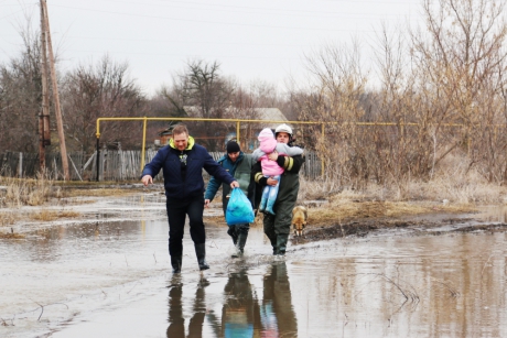Спасатели продолжают оказывать помощь людям, пострадавшим от паводка