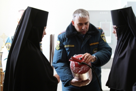 Обеспечение безопасности в храмах в пасхальные праздники сотрудниками МЧС России