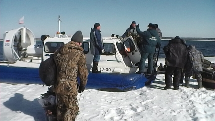 Спасатели МЧС России эвакуировали 60 рыбаков со льдин на водоёме Свердловской области