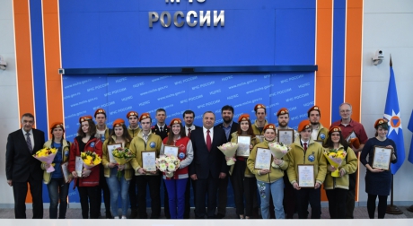 Владимир Пучков наградил участников X Большой арктической экспедиции ведомственными наградами и беретами