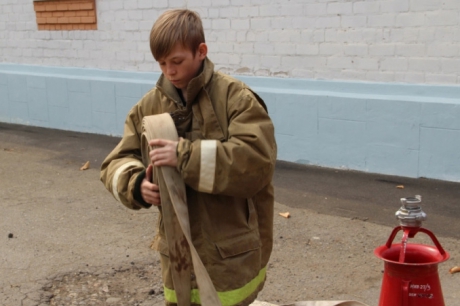 В Год культуры безопасности сотрудники МЧС России обучают противопожарным правилам взрослых и детей