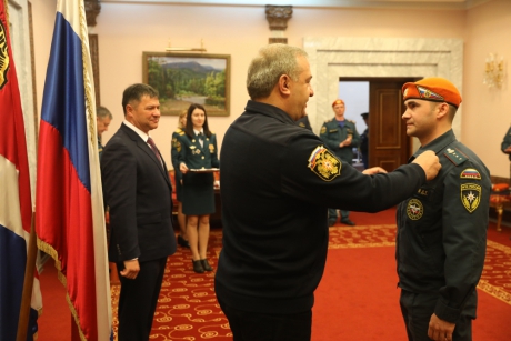 Глава МЧС России вручил награды приморским пожарным и спасателям