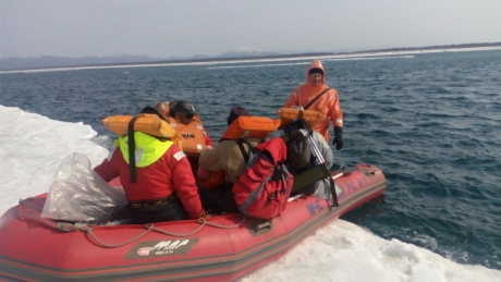 Сотрудники МЧС России спасли 54 рыбака в акватории Охотского моря (видео)