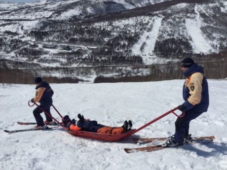 Спасатели отрабатывают приемы поиска и спасения людей, пострадавших при сходе снежной лавины