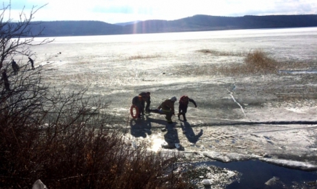 В Красноярском крае спасли 4 рыбаков, провалившихся под лёд