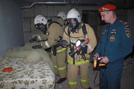 Курсанты МЧС России учатся тушить ночные пожары