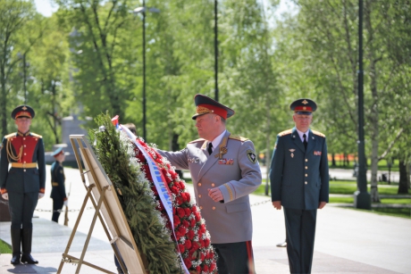 Руководство МЧС России возложило цветы к Могиле Неизвестного солдата