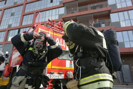 «Вертикальный вызов»: новосибирские пожарные соревновались на выносливость и скорость в высотном здании