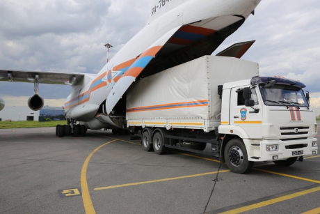 Самолет МЧС России доставил гуманитарный груз для пострадавшего от паводка населения Якутии