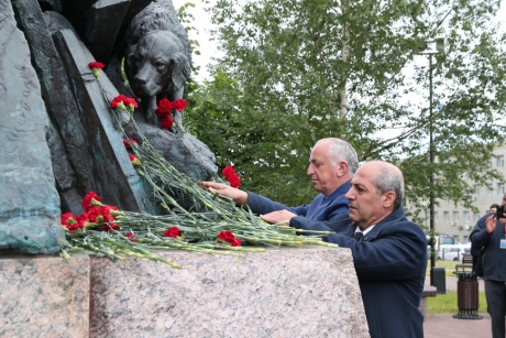 Представители делегаций иностранных экстренных служб возложили цветы к комплексу памятников «Пожарным и спасателям» и «Ветеранам МЧС России»