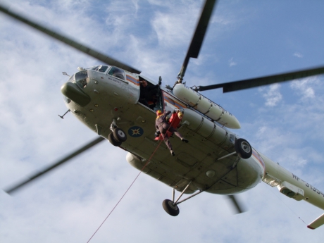 Спасатели МЧС России отработали навыки беспарашютного десантирования