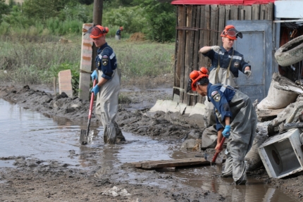 В Забайкалье во время аварийно-восстановительных работ спасатели расчистили более 10 км дорог