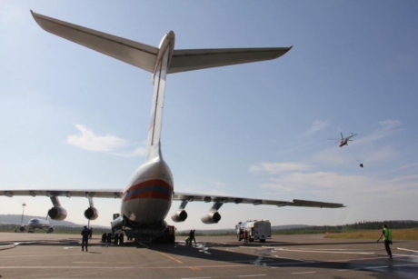 Авиация МЧС России тушит природные пожары в Мурманской области