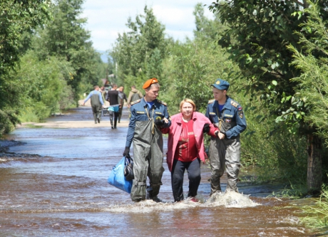 Курсанты МЧС России, находящиеся на практике в Забайкальском крае, работают ликвидируют паводок наравне с профессиональными спасателями