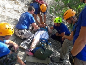 В Крыму спасли туриста, сорвавшегося со скалы