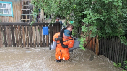 Спасатели оказывают помощь жителям подтопленного села Усть-Карск