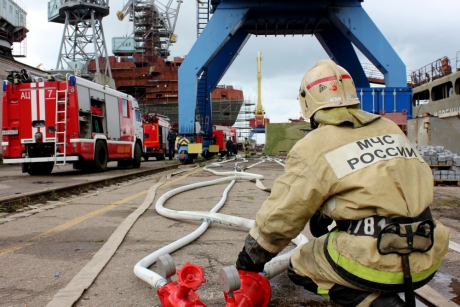 В Калининграде тушили условный пожар на строящемся корабле