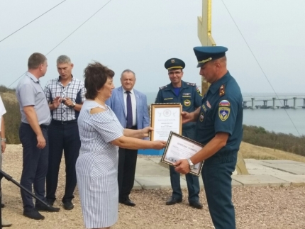 Пиротехники МЧС России получили награды и благодарности от властей Крыма за разминирование крепости Керчь